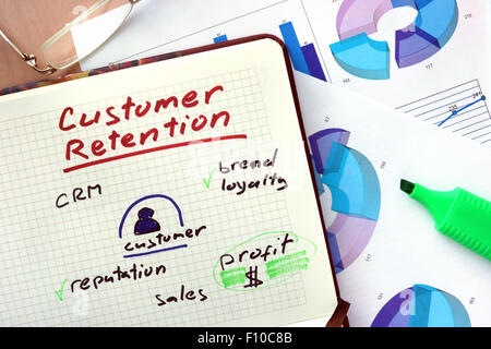 Blocco note con la parola la fidelizzazione dei clienti e il concetto di marcatore. Foto Stock