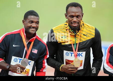 Pechino, Cina. 24 Ago, 2015. La Giamaica Usain Bolt (R) pone con la sua medaglia d'oro sul podio dopo aver vinto gli uomini 100m durante la finale di Pechino IAAF 2015 Campionati del mondo presso il National Stadium, noto anche come Nido a Pechino in Cina, 24 agosto 2015. La vite ha vinto davanti al secondo posto Justin Gatlin (L) degli STATI UNITI D'AMERICA. © dpa picture alliance/Alamy Live News Credito: dpa picture alliance/Alamy Live News Foto Stock