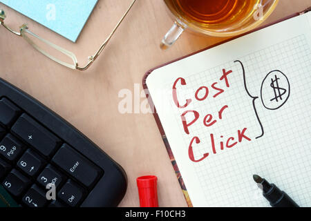 Blocco note con word CPC costo per clic concetto e marcatore. Foto Stock