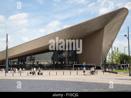 Architettura moderna stazione ferroviaria centrale edificio, Centraal Station, Rotterdam, Paesi Bassi Foto Stock