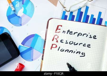 Blocco note con word ERP enterprise resource planning e il concetto di marcatore. Foto Stock