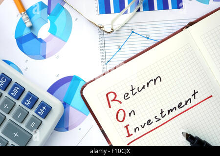 Blocco note con word ROI Ritorno sul concetto di investimento e un marcatore. Foto Stock