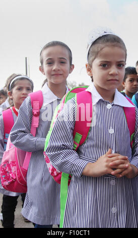 Duma, West Bank, Territorio palestinese. 24 Ago, 2015. Gli studenti palestinesi di stand in una linea nella loro scuola al mattino del primo giorno del nuovo anno di studio nella West Bank village della Duma, nei pressi di Nablus su agosto 24, 2015 Credit: Shadi Jarar'Ah/immagini APA/ZUMA filo/Alamy Live News Foto Stock