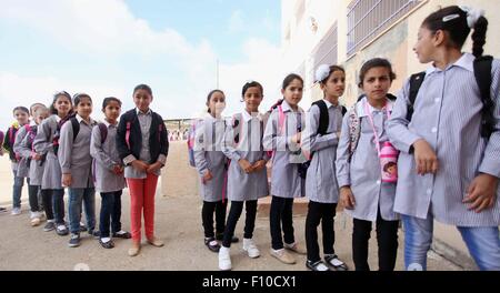 Duma, West Bank, Territorio palestinese. 24 Ago, 2015. Gli studenti palestinesi di stand in una linea nella loro scuola al mattino del primo giorno del nuovo anno di studio nella West Bank village della Duma, nei pressi di Nablus su agosto 24, 2015 Credit: Shadi Jarar'Ah/immagini APA/ZUMA filo/Alamy Live News Foto Stock