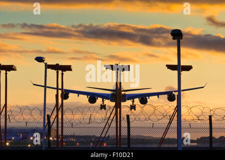 Un Virgin Atlantic Airbus A340-600 atterra sulla pista 27 Diritto all'Aeroporto di Londra Heathrow Foto Stock