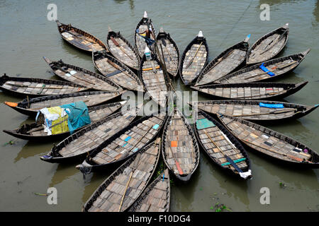 Le barche sul fiume Buriganga a Dhaka, nel Bangladesh. Foto Stock