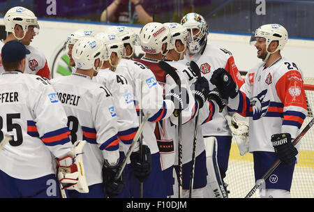 Ostrava, Repubblica Ceca. 23 Ago, 2015. 2° turno gruppo I ice hockey Champions League, HC Vitkovice acciaio vs Adler Mannheim in Ostrava, Repubblica Ceca il 23 agosto 2015. I giocatori di Mannheim. © Jaroslav Ozana/CTK foto/Alamy Live News Foto Stock