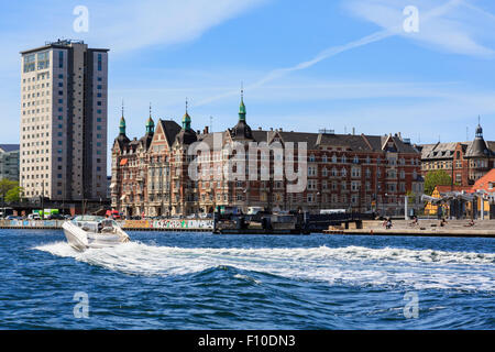 Danhostel e Kalvebod Brygge waterfront da un tour del canale nel porto di Copenaghen, Zelanda, Danimarca e Scandinavia Foto Stock