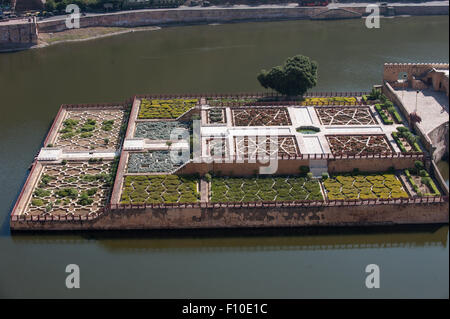 Jaipur, India. Lago Maota, sotto la Forte Amber; lo zafferano giardini. Foto Stock