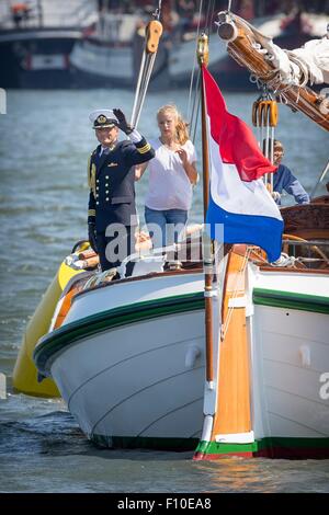 Amsterdam, Paesi Bassi. 23 Ago, 2015. Maurits principe e principessa Marilene con i loro figli Anna, Lucas e Felicia a vela 2015 ad Amsterdam in Olanda, 23 agosto 2015. Foto: Patrick van Katwijk/ point de vue fuori - nessun filo SERVICE -/dpa/Alamy Live News Foto Stock