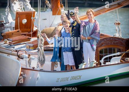 Amsterdam, Paesi Bassi. 23 Ago, 2015. Maurits principe e principessa Marilene con i loro figli Anna, Lucas e Felicia a vela 2015 ad Amsterdam in Olanda, 23 agosto 2015. Foto: Patrick van Katwijk/ point de vue fuori - nessun filo SERVICE -/dpa/Alamy Live News Foto Stock