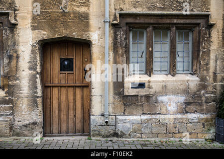 Dettaglio della vecchia architettura in pietra tipica casa in Cotswolds paesaggio inglese Foto Stock