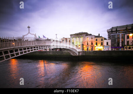 Ha'penny ponte sopra il fiume Liffey a Dublino Irlanda con vintage effetto filtro Foto Stock