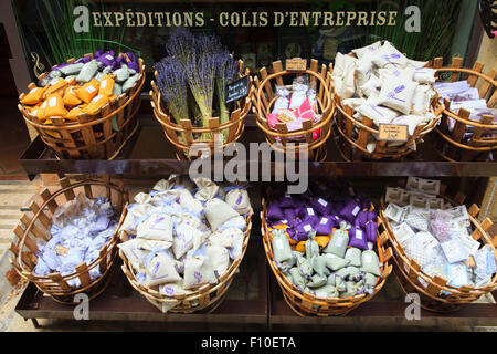 Sacchetti e grappoli di lavanda sul display al di fuori di un negozio in Provenza Francia Foto Stock