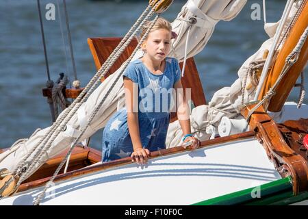 Amsterdam, Paesi Bassi. 23 Ago, 2015. Felicia, figlia del principe Maurits, a vela 2015 ad Amsterdam in Olanda, 23 agosto 2015. Foto: Patrick van Katwijk/ point de vue fuori - nessun filo SERVICE -/dpa/Alamy Live News Foto Stock