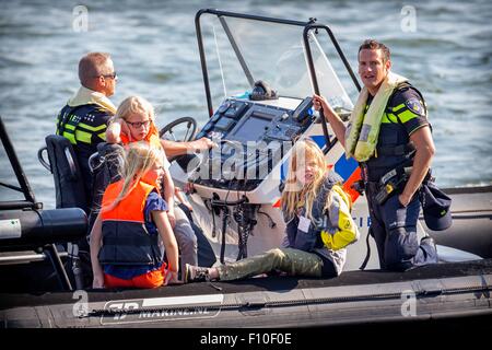 Amsterdam, Paesi Bassi. 23 Ago, 2015. La principessa Amalia, Principessa Alexia, Principessa Ariane, Contessa Luana e la Contessa Zaria a vela 2015 ad Amsterdam in Olanda, 23 agosto 2015. Foto: Patrick van Katwijk/ point de vue fuori - nessun filo SERVICE -/dpa/Alamy Live News Foto Stock