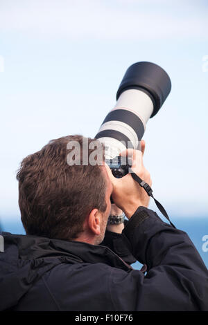 Fotografo con Canon fotocamera reflex digitale con 100-400mm lente per scattare delle foto a Bournemouth Air Festival nel mese di agosto Foto Stock