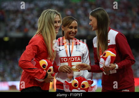 Pechino, Cina. 24 Ago, 2015. La Gran Bretagna è Jessica Ennis-Hill (C) sorrisi sul podio dopo aver vinto la medaglia d'oro nel femminile Eptathlon durante l'evento di Pechino IAAF 2015 Campionati del mondo presso il National Stadium, noto anche come Nido a Pechino in Cina, 24 agosto 2015. Ennis-Hill ha vinto precedendo il secondo posto Brianne Theisen Eaton (L) del Canada e il terzo posto Laura Ikauniece-Admidina (R) della Lettonia. Credito: dpa picture alliance/Alamy Live News Foto Stock