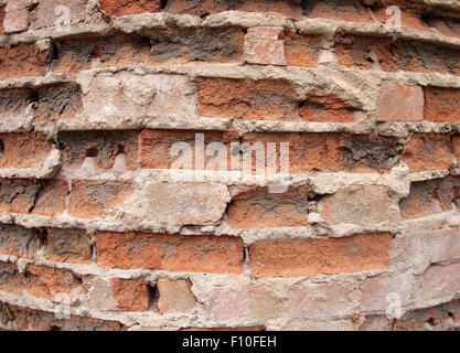 Frammento del vecchio muro di mattoni distrutti con ampio angolo di visualizzazione di distorsione closeup Foto Stock