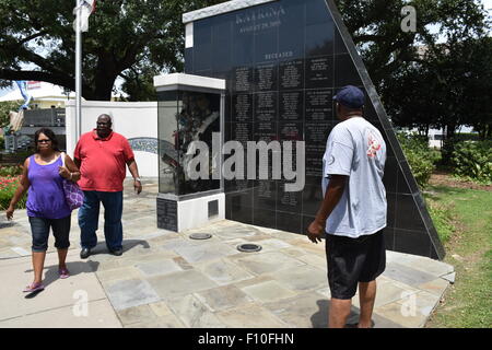 I visitatori a piedi passato l'uragano Katrina memorial per Biloxi, Mississippi, Stati Uniti d'America, 13 agosto 2015. Il memoriale commemora le vittime dell uragano Katrina ha distrutto più del novanta per cento delle case residenziali ed edifici nell'area locale di dieci anni fa. Foto: Chris Melzer/dpa Foto Stock