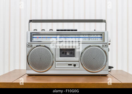 Portatile Vintage boom box radio stile lettore cassette in legno vecchio tavolo. Foto Stock