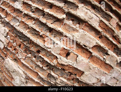 Frammento del vecchio muro di mattoni distrutti con ampio angolo di visualizzazione di distorsione closeup Foto Stock