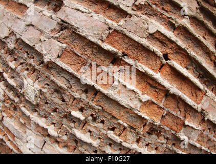 Frammento del vecchio muro di mattoni distrutti con ampio angolo di visualizzazione di distorsione closeup Foto Stock