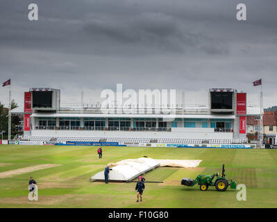 Northampton, Regno Unito. 24 Ago, 2015. La pioggia interrompe giocare nel giorno finale della partita di cricket tra Northamptonshire e Leicestershire al county cricket ground, Northampton, lunedì 24 settembre 2015; come risultato il match è stato un pareggio anche se Leicestershire erano in una posizione di comando. Credito: miscellanea/Alamy Live News Foto Stock