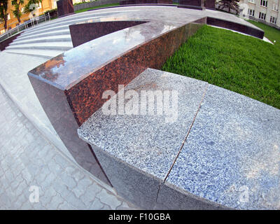 Pietra MARMO parapetti su una strada di città vicino fino a Largo scatti vista di distorsione Foto Stock