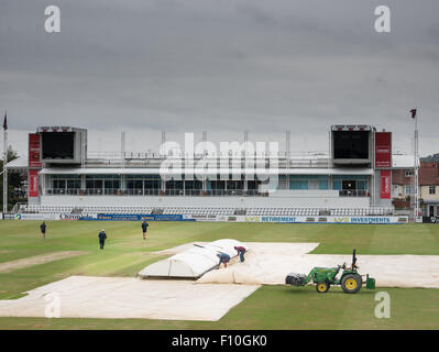 Northampton, Regno Unito. 24 Ago, 2015. La pioggia interrompe giocare nel giorno finale della partita di cricket tra Northamptonshire e Leicestershire al county cricket ground, Northampton, lunedì 24 settembre 2015; come risultato il match è stato un pareggio anche se Leicestershire erano in una posizione di comando. Credito: miscellanea/Alamy Live News Foto Stock