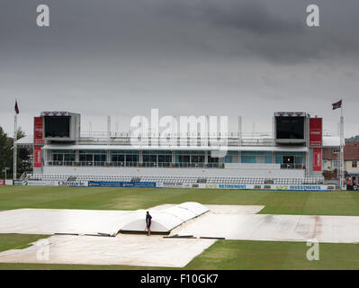 Northampton, Regno Unito. 24 Ago, 2015. La pioggia interrompe giocare nel giorno finale della partita di cricket tra Northamptonshire e Leicestershire al county cricket ground, Northampton, lunedì 24 settembre 2015; come risultato il match è stato un pareggio anche se Leicestershire erano in una posizione di comando. Credito: miscellanea/Alamy Live News Foto Stock