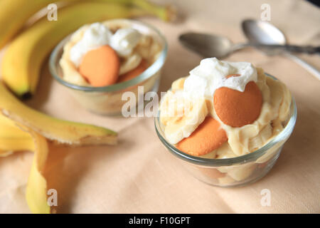 Singole porzioni di un southern USA classic dolce fatto con le banane, budino alla vaniglia e panna montata Foto Stock