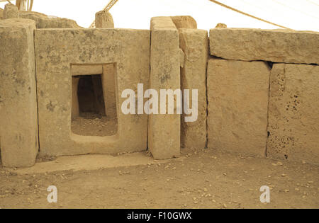 Portale in pietra tagliata da una singola lastra di roccia, mnajdra templi, vicino a qrendi, malta. Foto Stock