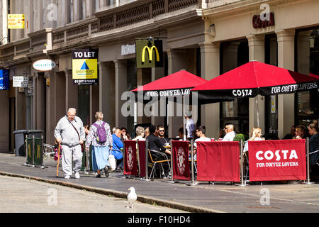 Dundee, Tayside, Scozia, Regno Unito, 24 agosto 2015. Meteo: estate indiana lambente Dundee. La gente seduta al di fuori del pub, caffetterie e ristoranti godendo il glorioso tempo di fine estate a Dundee con temperatura minima di 17°C. Credito: Dundee fotografico / Alamy Live News Foto Stock