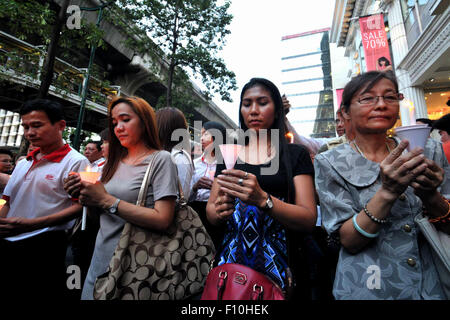 (150824) -- Bangkok, 24 agosto 2015 (Xinhua) -- persone Tenere candele al Santuario di Erawan per le vittime dell'17 agosto bombardamento a Bangkok, Thailandia, 24 agosto 2015. Il governo thailandese lunedì ha inviato un messaggio di fiducia, assicurando Thai i cittadini e la comunità internazionale del suo impegno per la sicurezza in Thailandia nella scia di un micidiale bombardamento della scorsa settimana. (Xinhua/Rachen Sageamsak) (zjy) Foto Stock