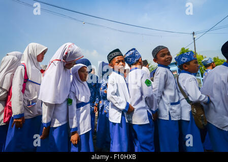 Bambini gli studenti della scuola islamica stanno facendo la fila per partecipare a una sfilata durante un festival rurale a Pacet, Cianjur, Giava Occidentale, Indonesia. Foto Stock