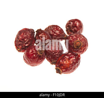 Asciugare bacche di rosa canina isolato su uno sfondo bianco Foto Stock