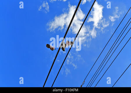 Sneakers avvolto intorno a linee di utilità Yonkers New York Foto Stock