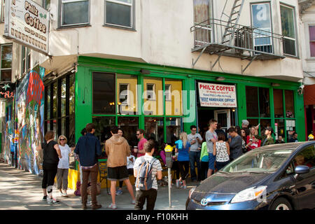 Sabato mattina al di fuori del caffè Philz su 24th Street presso Folsom nella missione di San Francisco. Foto Stock