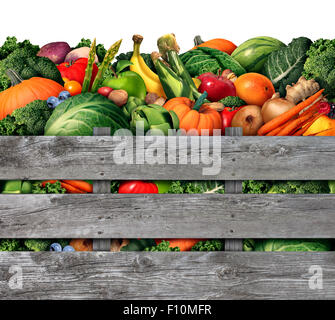 La frutta e la verdura dal raccolto di un mercato degli agricoltori con un gruppo di naturale assortite di frutta e verdura crude come organico sani Foto Stock