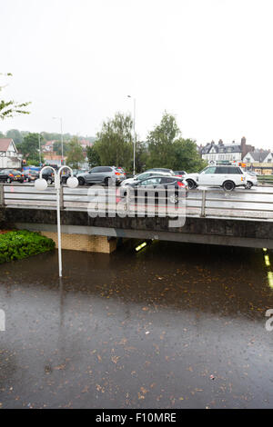 Purley, Londra, UK, 24 agosto 2015. Sottopassaggio allagato in Purley. Un giallo allarme alluvione per Londra è stato rilasciato dal Met Office. Una quindicina di giorni di pioggia è previsto a cadere in 24 ore. Credito: Dave Stevenson/Alamy Live News Foto Stock