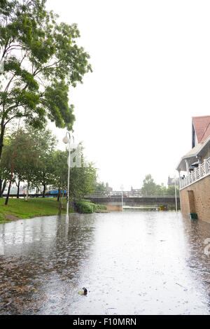 Purley, Londra, UK, 24 agosto 2015. Circolazione su allagato sottopasso pedonale in Purley. Un giallo allarme alluvione per Londra è stato rilasciato dal Met Office. Una quindicina di giorni di pioggia è previsto a cadere in 24 ore. Credito: Dave Stevenson/Alamy Live News Foto Stock