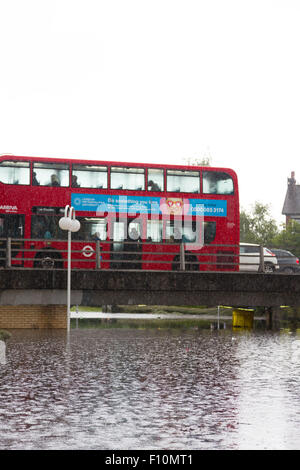 Purley, Londra, UK, 24 agosto 2015. Autobus Guida su allagato sottopasso pedonale a Purley. Un giallo allarme alluvione per Londra è stato rilasciato dal Met Office. Una quindicina di giorni di pioggia è previsto a cadere in 24 ore. Credito: Dave Stevenson/Alamy Live News Foto Stock