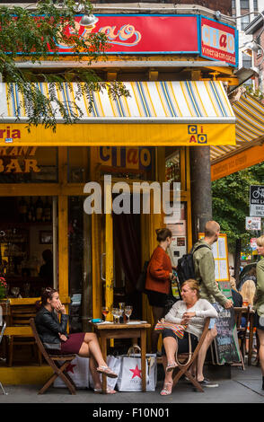 La città di New York, Stati Uniti d'America, donne che condividono le bevande, vino, il ristorante italiano "Ciao" terrazza sul marciapiede, Su Bleecker Street, scene di strada, Greenwich Village, estate Foto Stock