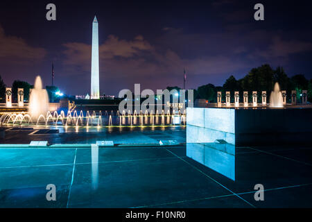 La Nazionale il Memoriale della Seconda Guerra Mondiale e il Monumento a Washington di notte, a Washington, DC. Foto Stock