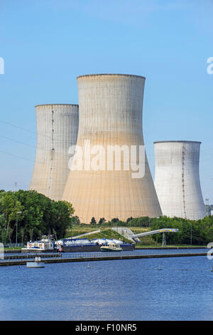 Torri di raffreddamento di Tihange Centrale Nucleare lungo il fiume Meuse a Huy / Hoei, Liege / Luik, Belgio Foto Stock