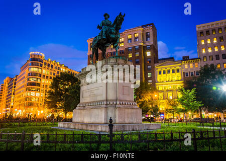 Statua di Maggiore Generale James B. McPherson a McPherson Square di notte, a Washington, DC. Foto Stock