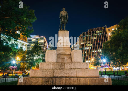 Statua del David G. Farragut durante la notte, al Farragut Square, a Washington, DC. Foto Stock