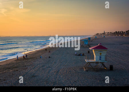 Bagnino riposare sulla spiaggia al tramonto, in Huntington Beach, California. Foto Stock