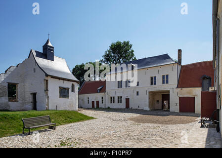 Il cortile che mostra la cappella e il giardiniere casa di Château de Hougoumont, dove i soldati britannici di fronte di Napoleone a Waterloo Foto Stock